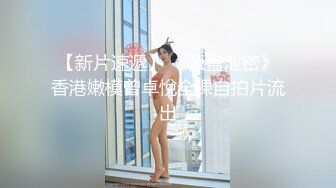 两小百合自己进公厕开玩