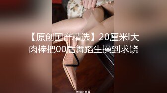 露脸跟拍抄底超短裙大屁股没穿内裤的妹子