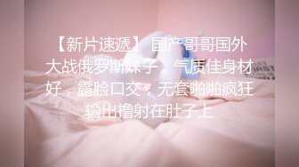 商场蓝门女全景偷拍美女职员的小黑鲍