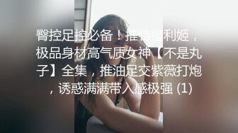   破解居家摄像头老婆喝多了老公直接趴下她的内裤就开干