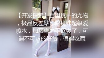 高颜值露脸极品妹子深夜诱惑，跟狼友互动撩骚边揉骚奶子边玩弄粉嫩的一线天逼逼，干净水多诱人精彩不要错过