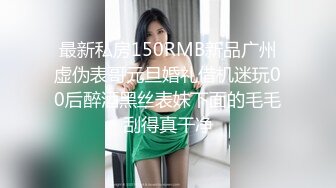 白色床单上的美女