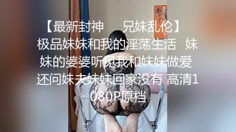 小骚娘们野外山泉游个泳，水太冷了，泡完赶紧上来自慰到身体发热，阴洞都外翻了！