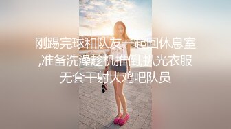 偷窥家庭一家三口，妈妈洗完澡披着浴巾出来，父子俩集中精神玩电脑，妈妈挺开放啊，当着面擦干奶子淫穴，胸罩都不穿！