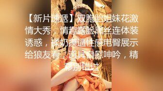 这对情侣好久不见，钢筋房就掀开女生的裙子拔下内裤直接干