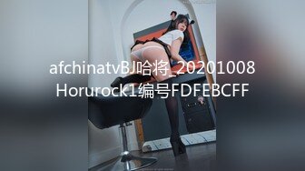 她尽可能地张开双腿，这样你就可以真正看到她将如何取悦她粉红色、湿漉漉的阴户。