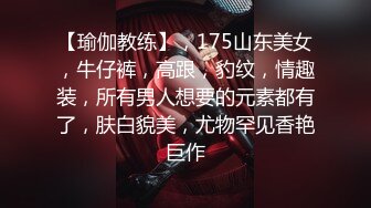   黑丝美腿18小萝莉，被小哥无情输出，摄影小哥旁边观战，掏出奶子拉扯奶头