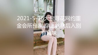 幸福小哥激情双飞颜值不错的小少妇，骚逼里面夹着鸡巴自己主动抽插，小哥忙着吃奶子，轮流爆草姐妹互动自慰