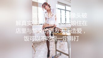 超短包臀白色牛仔裙美女逛街，一路跟拍粉色丁字裤（牛仔裙自带一条很细的内衬）