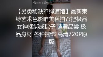  舔屌吸蛋都没有毛毛的极品小夫妻精彩大秀直播啪啪给狼友看，全程露脸让小哥揉着奶子草着逼