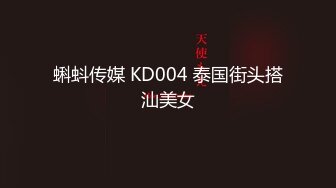 颜值不错的骚货镜头前疯狂虐逼直播，惊爆眼球大粗号假鸡巴双道具一起疯狂抽插骚穴，拳交手掏逼，精彩又刺激