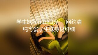 新手夫妻露脸的嫂子回家路上就开始跟狼友发骚，回到家迫不及待扒下大哥内裤舔鸡巴，激情上位后入抽插好刺激