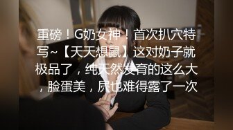 muah同學 躲在学校女厕所等待下课铃声响起女学生一群一群的来献逼