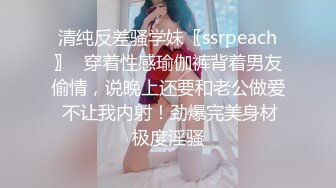 骚妈带着两个女儿一起大秀直播，全程露脸好刺激，黑丝情趣装诱惑