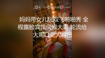 酒店女厕全景偷拍边尿尿边玩手机的小姐姐 (4)