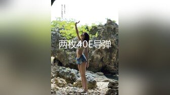 奶哺乳期骚女激情操逼，挤出乳汁，抓着屌猛吸，从下往上视角后入，操的两个大奶晃动