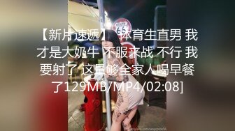 丰满身材挺拔的乳房，穿着很时髦的美女，上厕所拉尿被我逮着偷拍，滴滴的鲜红血流着，尿液很清澈，小穴更是美！