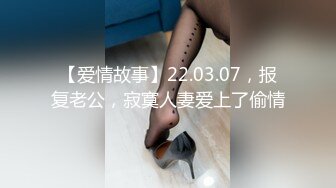 【媚黑女和黑人调教老公】少妇和黑人交换唾液，绿帽老公跪着舔脚吃口水