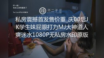 12月私拍，双龙套捣白浆鸡蛋塞逼洗尿浴户外放尿 (1)