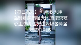 妹子水蜜桃形大奶双指深抠粉嫩无毛逼高潮后玩3P