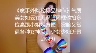 很火的家庭摄像头，美艳少妇和儿子睡觉，弟弟睡着哥哥看妈妈玩手机，要妈妈亲亲才肯睡，手有意无意放大腿逼逼里，6啊！