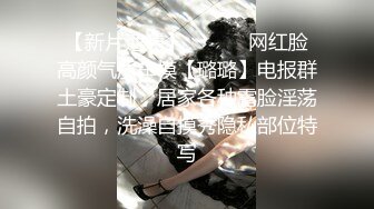 在酒店值夜班时让前台女服务员舔完通红的JB后扒下她裤衩狂操