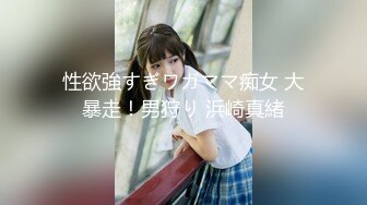 邪恶三人组下药迷翻公司的美女同事带回酒店各种姿势玩4P