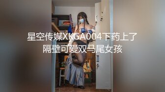  约个颜值不错的妹子酒店啪啪直播现场，全程露脸主动撸起小哥的鸡巴带上套子