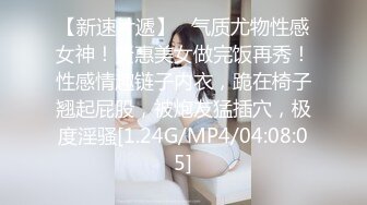 【新片速遞】 头套男大战后入长发美少妇，眉心带痣的骚货，深喉怼嘴姐妹出境争着啪啪做爱