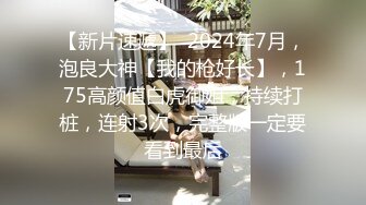 地铁上一路跟踪偷拍不穿内裤的小姐姐