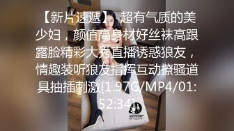 科技园女厕穿黑套装内衣甜美靓妞,微黑发涩的红嫩穴喷成一条直线