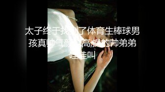 大一女生军训迟到被教官单独留下训练,最后强迫女生和自己车震,女生一脸不情愿