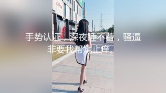 【新片速遞】  美女露天吃鸡 快点射吧 年轻人怎么刺激怎么来 晚上跑老居民区弄堂吃棒棒