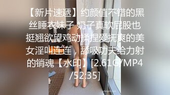 大神潜入高校一路跟踪抄底漂亮学妹内裤太小完全挡不住肥美的大鲍鱼