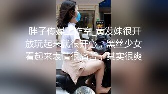   足交界的一股清流，完美展示了女孩的好奇心、端起鸡巴仔细揣摩，眼里放光，心里乐开花儿！