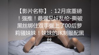 科技楼蹲守碎花连衣裙美女杂乱的黑逼毛覆盖在肥美的小穴