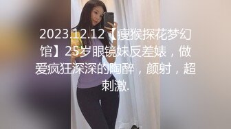 路边公厕偷拍个掰穴尿尿的高颜值美女，为了拍脸尾随妹子几十米到了公交车站