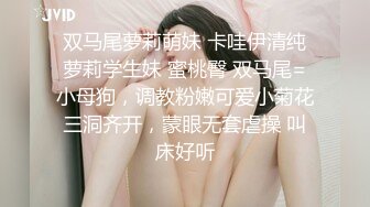 甘肃26岁极品美少妇妈妈，讲述在天气炎热下自己第一次给了手，与男友的初夜感觉如何如何，大黑牛插淫穴冒白浆，诱惑啊！