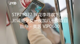 CD公交站點等車的公主裙粉色卡通內內萌妹子