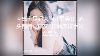 白虎 无毛小美女 掰着BB尿尿 生怕尿到自己裤子上