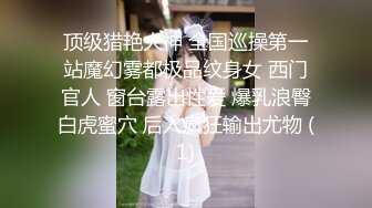 门缝下偷窥隔壁合租小嫂子想香香