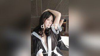 样子闷骚的华裔脸孔眼镜大学生美女在床上上网被大洋屌男友要求吃屌