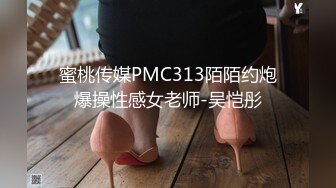 小吃街抄底白色连衣裙的漂亮美女 竟然没穿内裤 粉嫩的鲍鱼还残留着白色的液体 难道是刚刚被操过？