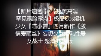  性感红唇骚女两男一女淫乱啪啪，非常迫不及待快过来呀，双屌左右一起交还说真好吃