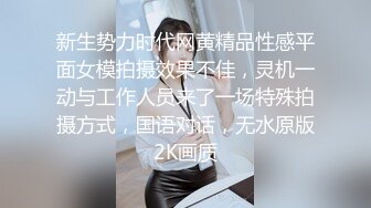 齐逼牛仔短裤黑丝骚女舔屌足交一脸享受脱下黑丝掰穴扣弄