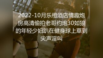 【新速片遞】  2023-12月新流出-全景厕拍❤️开放式公厕第3期-1镜3位置玩手机靓妹对着镜头尿这算主动献逼